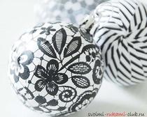 Декупаж новогодних елочных шаров, идея в черно-белом и красно белом цвете