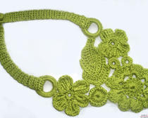 Вязаное украшение в зеленом цвете