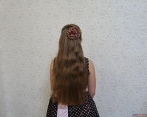 Модная прическа на длинных волосах с цветком
