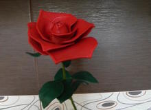Красная роза в вазу из натуральной кожи		