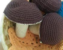 Вязание спицами: корзина с грибами