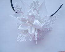 Ободок с нежным белым цветком в технике канзаши