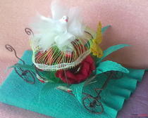 Карета из проволоки, украшенная цветами из конфет