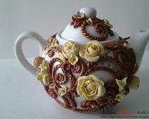 Сувенирный чайник, украшенный цветами и лепниной из полимерной глины