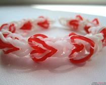 Яркие браслетики из резиночек ко Дню Святого Валентина