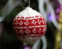 Новогодние поделки: вязаные шары на елку