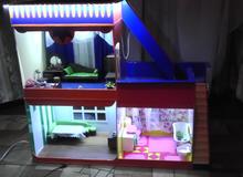 пластиковый дом для кукол, работает от сети на диодах		