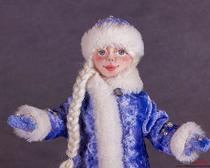 Новогодние игрушки из ткани и пряжи - валяние новогодних Снегурочки и Деда Мороза