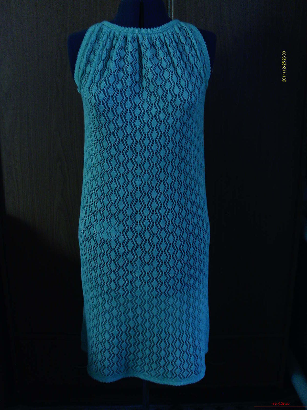 Ажурное платье из акриловой пряжи