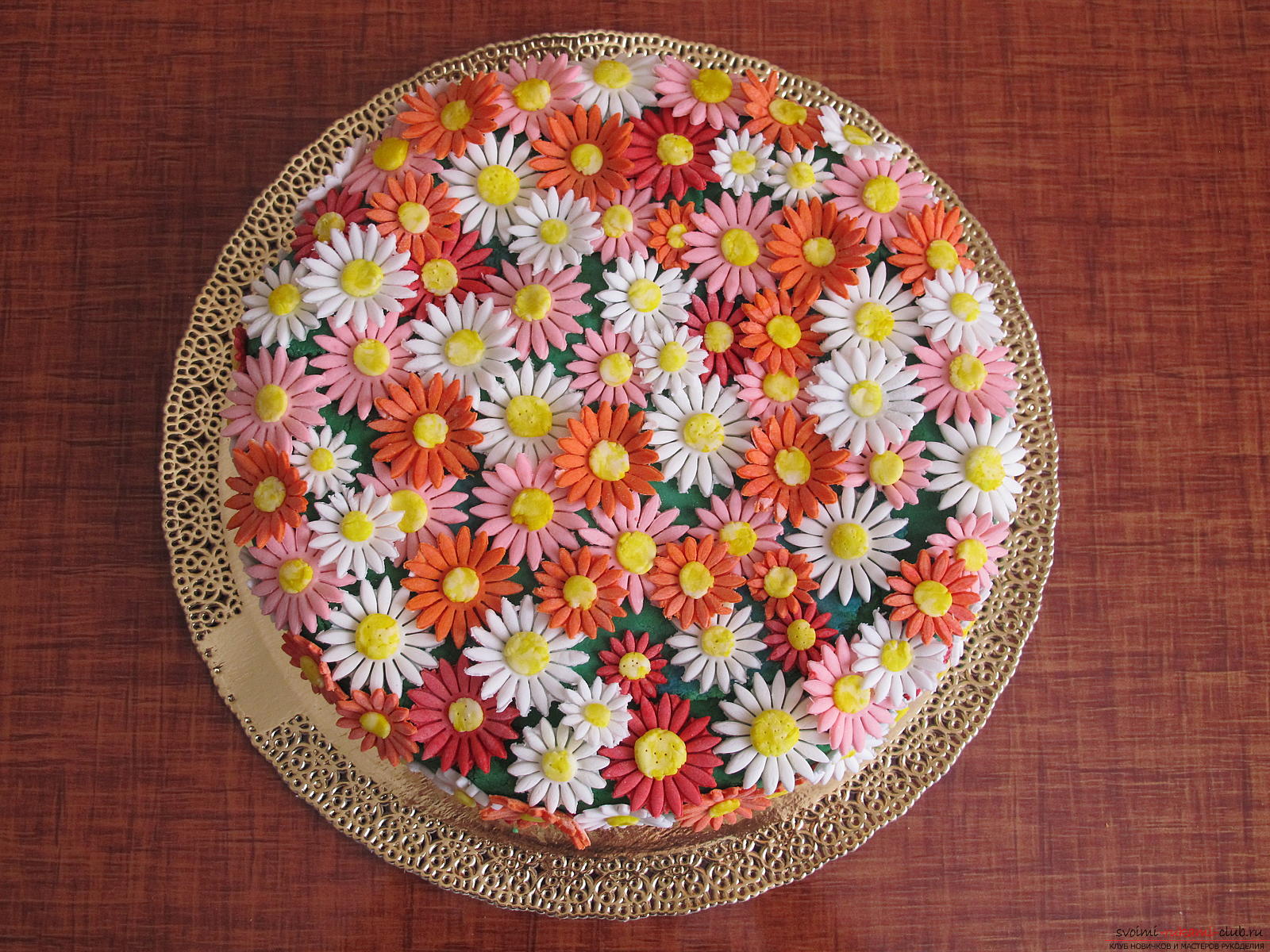 Торт с мастичными цветами