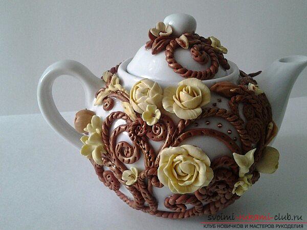 Сувенирный чайник, украшенный цветами и лепниной из полимерной глины