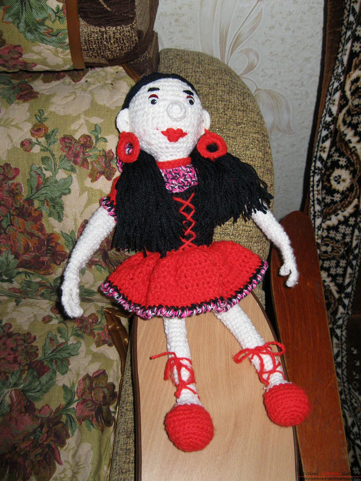 Вязаная кукла-танцовщица