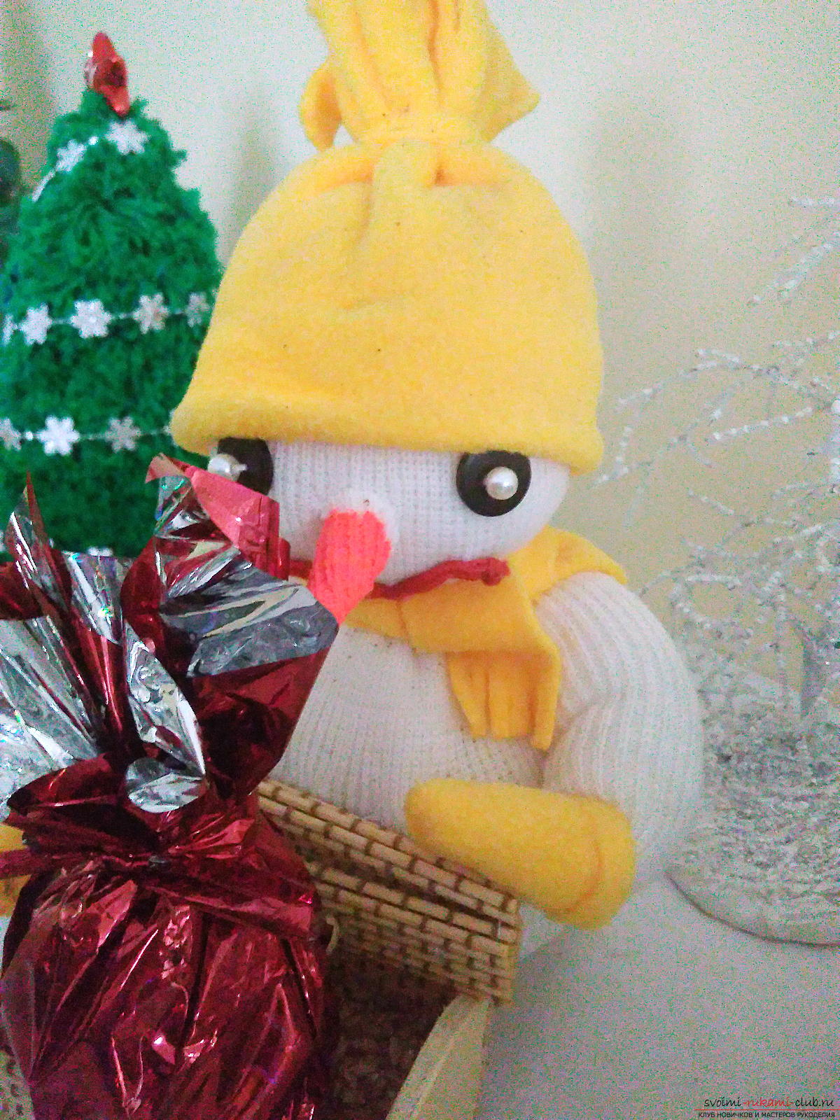 Новогодняя поделка: Снеговик несет подарки