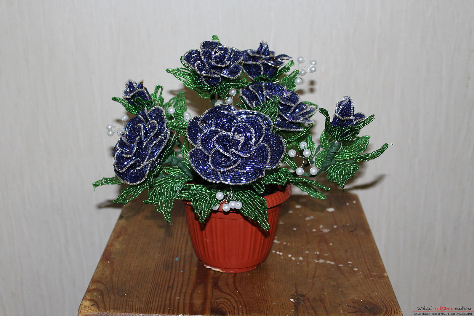 Потрясающие цветы из бисера: синие розы