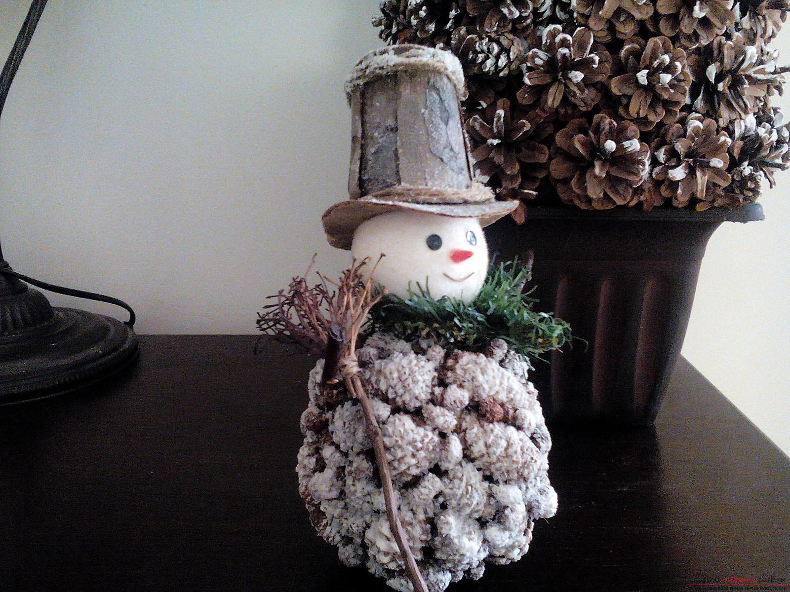 Весёлый снеговик из шишек