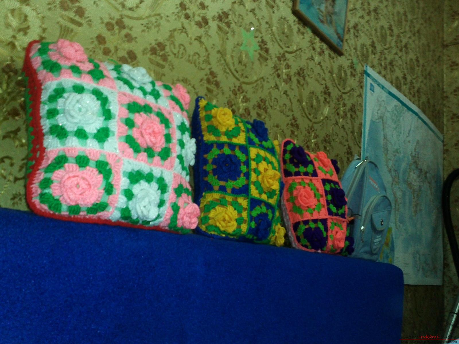 Подушка декоративная из вязаных квадратов