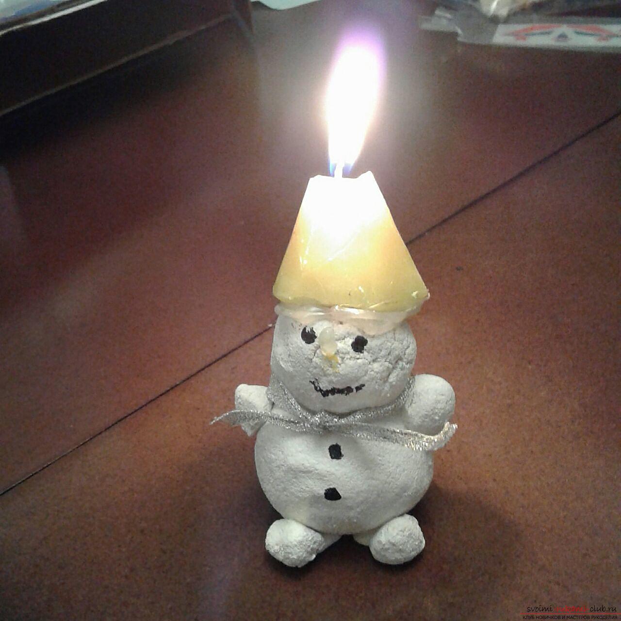 Снеговик с горящей свечой