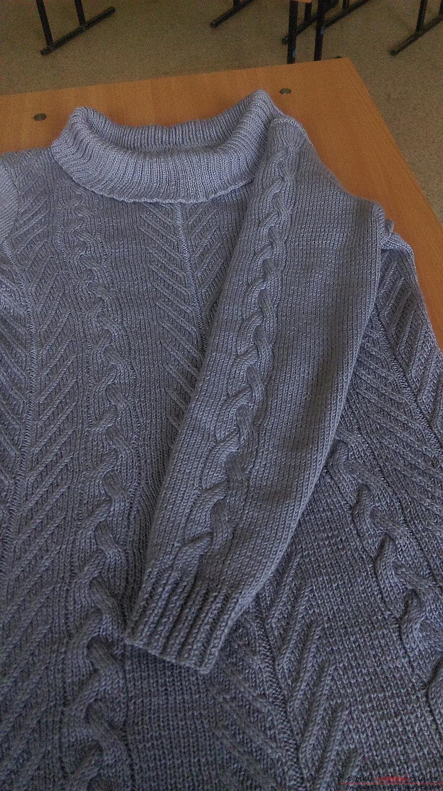 Вязание спицами: свитер с косами для женщины