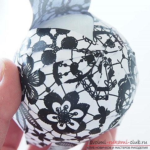 Как декорировать новогодний елочный шар, используя технику декупажа, оригинальная черно-белая идея. Фото №5