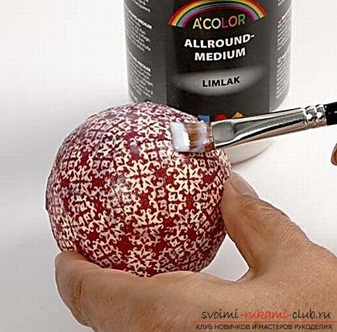 Как декорировать новогодний елочный шар, используя технику декупажа, оригинальная черно-белая идея. Фото №9