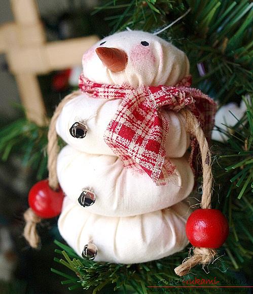 Новогодний снеговик своими руками, как сделать снеговика, новогодние поделки своими руками, снеговик из полимерной глины, снеговик из ткани, снеговик из лампочек.. Фото №1