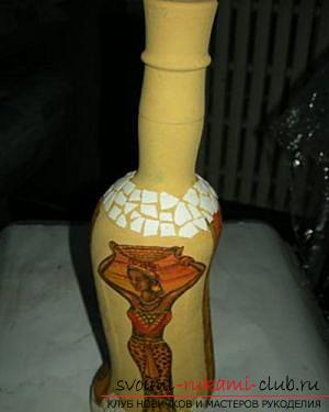 Декупаж бутылки в африканском стиле, поделки из скорлупы, как сделать мозаику из скорлупы своими руками, мозаика из яичной скорлупы на стеклянной бутылке, подробный мастер-класс по декорированию бутылки в африканском стиле.. Фото №15