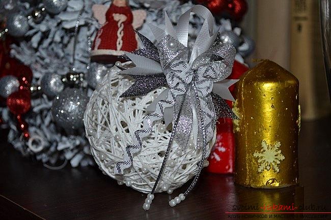 Как сделать новогодний шар из ниток и украсить его пышным бантом из лент и бусинками, пошаговые фото и описание. Фото №1