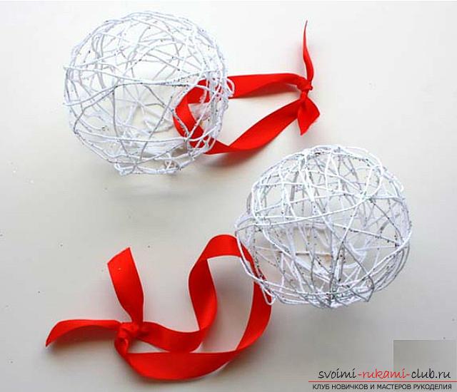 Как сделать новогодние шары из ниток, пошаговые фото и подробное описание создание шаров из ниток, с использованием клея и воздушных шаров. Фото №6