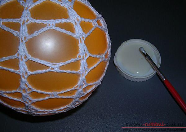 Как связать крючком новогодний шар, пошаговые фото создания елочного шара из ниток со схемами вязания. Фото №9