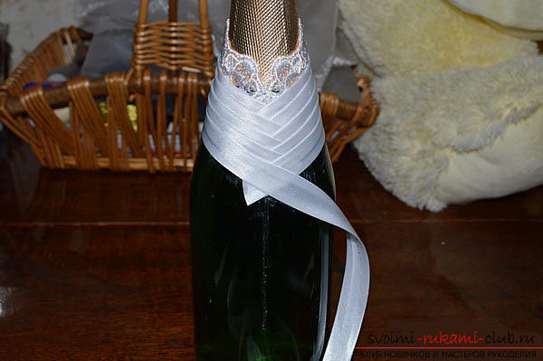 Техника канзаши в украшении свадебного шампанского своими руками. Фото №3