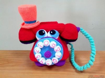 Вязаная игрушка "Телефон"