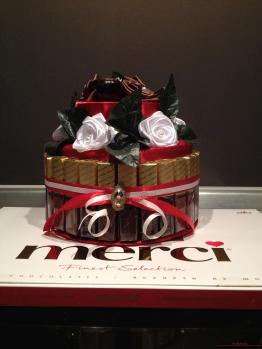 "Торт" из картона, украшенный шоколадкамии и атласными лентами
