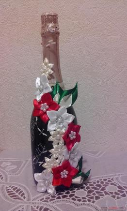 Бутылка шампанского, украшенная цветами канзаши и росписью по стеклу