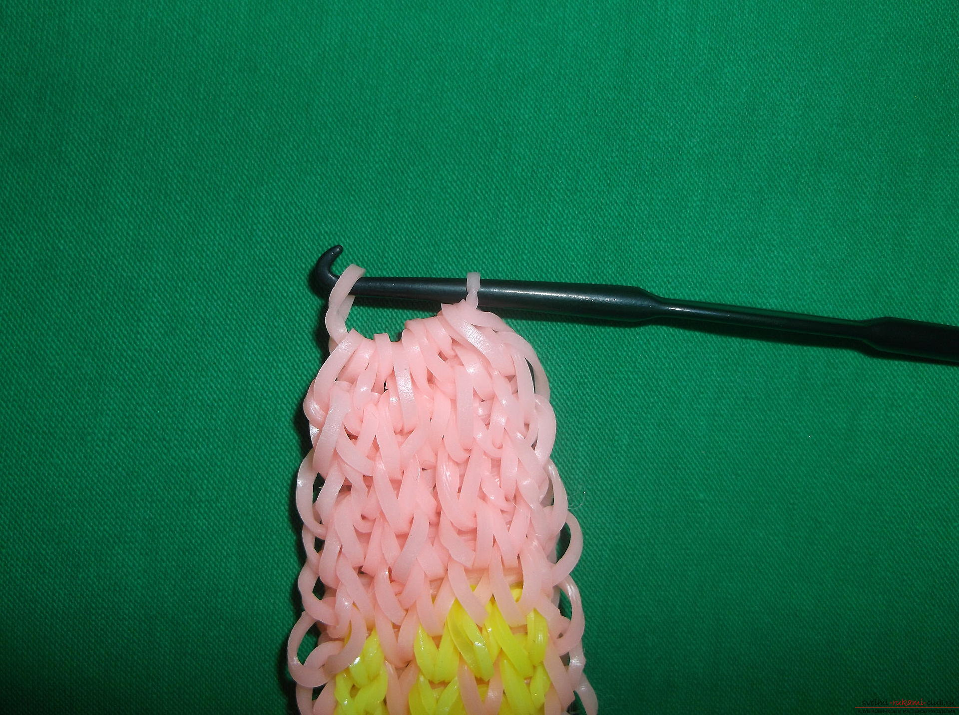 Фото к уроку по плетению браслета с надписью 