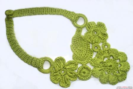 Вязаное украшение в зеленом цвете