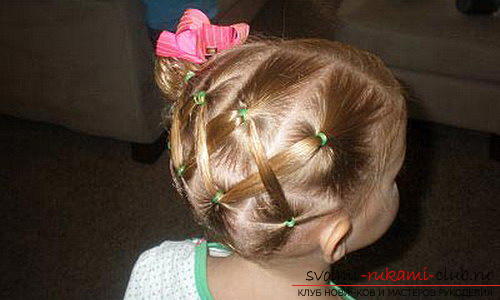Учимся делать красивые прически на средние волосы для девочек своими руками. Фото №9