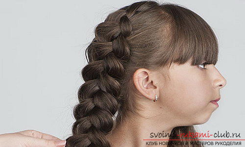 Учимся делать красивые прически на средние волосы для девочек своими руками. Фото №19