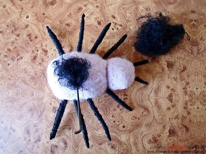 Декоративный венок в виде паутины и паук для нее своими руками, пошаговая инструкция к изготовлению.. Фото №25