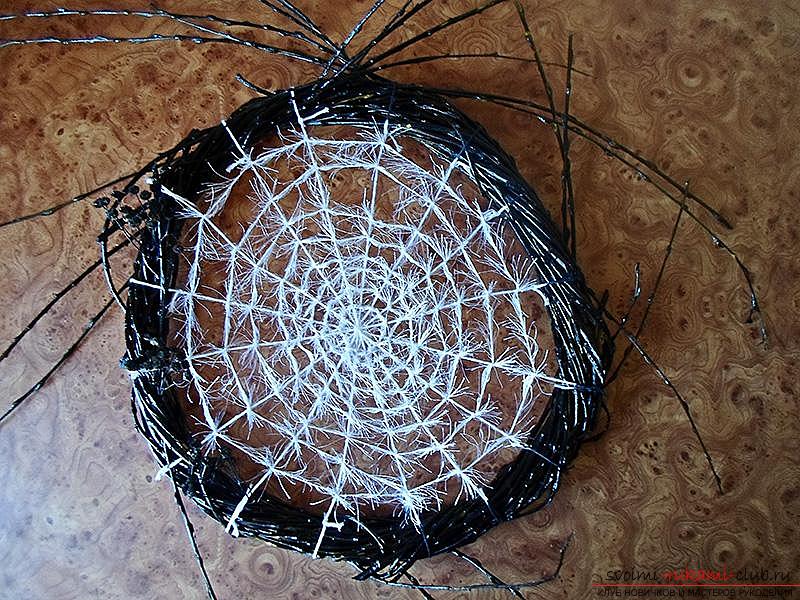 Декоративный венок в виде паутины и паук для нее своими руками, пошаговая инструкция к изготовлению.. Фото №10