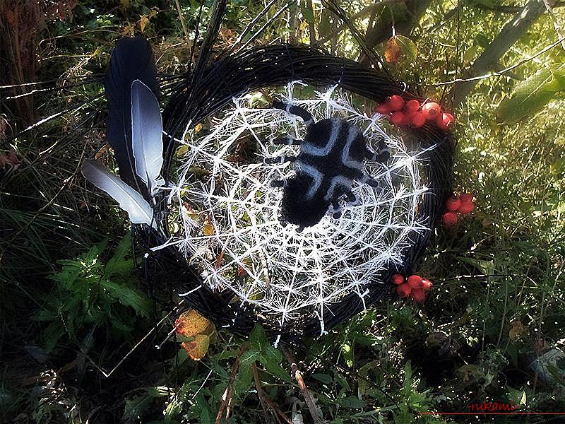 Декоративный венок в виде паутины и паук для нее своими руками, пошаговая инструкция к изготовлению.. Фото №30