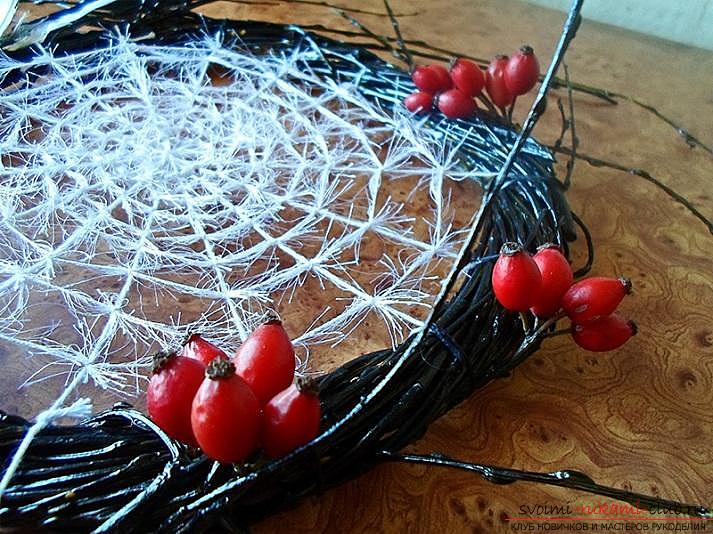 Декоративный венок в виде паутины и паук для нее своими руками, пошаговая инструкция к изготовлению.. Фото №28