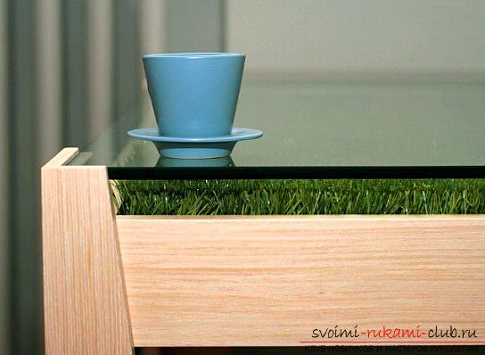 Эко-дизайн в интерьера, предметы мебели с натуральным зеленым газоном, стол с травяным покрытием.. Фото №4