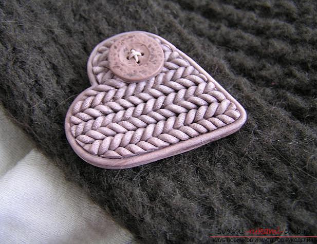 Как сделать брошь из полимерной глины в технике имитации вязания, пошаговые фото создания броши в виде сердечка с пуговкой. Фото №1
