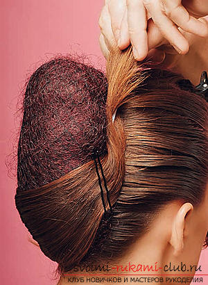 Как выполнить интересную свадебную причёску на средние волосы своими руками. Фото №7