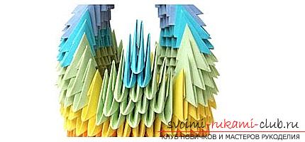 Как сделать красивую поделку в технике модульного оригами, пошаговые фото и описание работы по созданию очаровательного снеговичка и яркого лебедя из модулей разного цвета. Фото №21