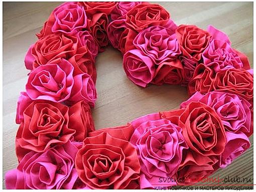Как сделать оригинальный и яркий подарок ко дню Всех Влюбленных для девушки, пошаговые фото создания сердечка из цветов и бусинок. Фото №7