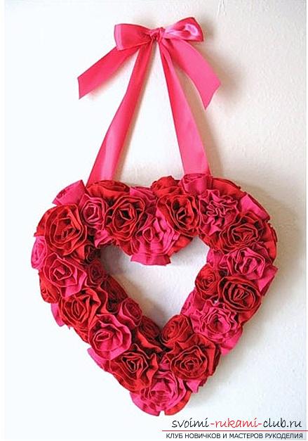 Как сделать оригинальный и яркий подарок ко дню Всех Влюбленных для девушки, пошаговые фото создания сердечка из цветов и бусинок. Фото №1