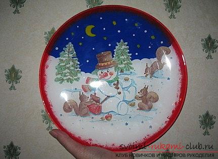 Украшение новогодней тарелки для рождественского стола - мастер-класс декупажа. Фото №6