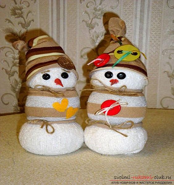 Новогодние игрушки своими руками, изготовление снеговика из подручных материалов, бесплатные мастер-классы по изготовлению снеговиков из носка.. Фото №8