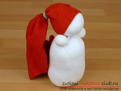 Текстильные новогодние игрушки своими руками, как сделать снеговика из подручных материалов, бесплатные мастер-классы по изготовлению снеговика из носка своими руками.. Фото №5